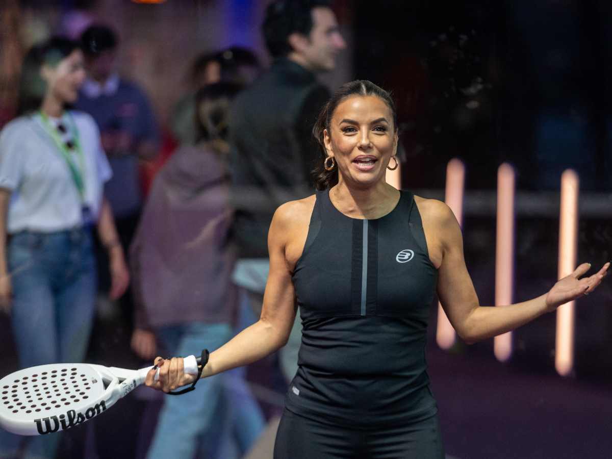 Eva Longoria gioca a padel in un torneo