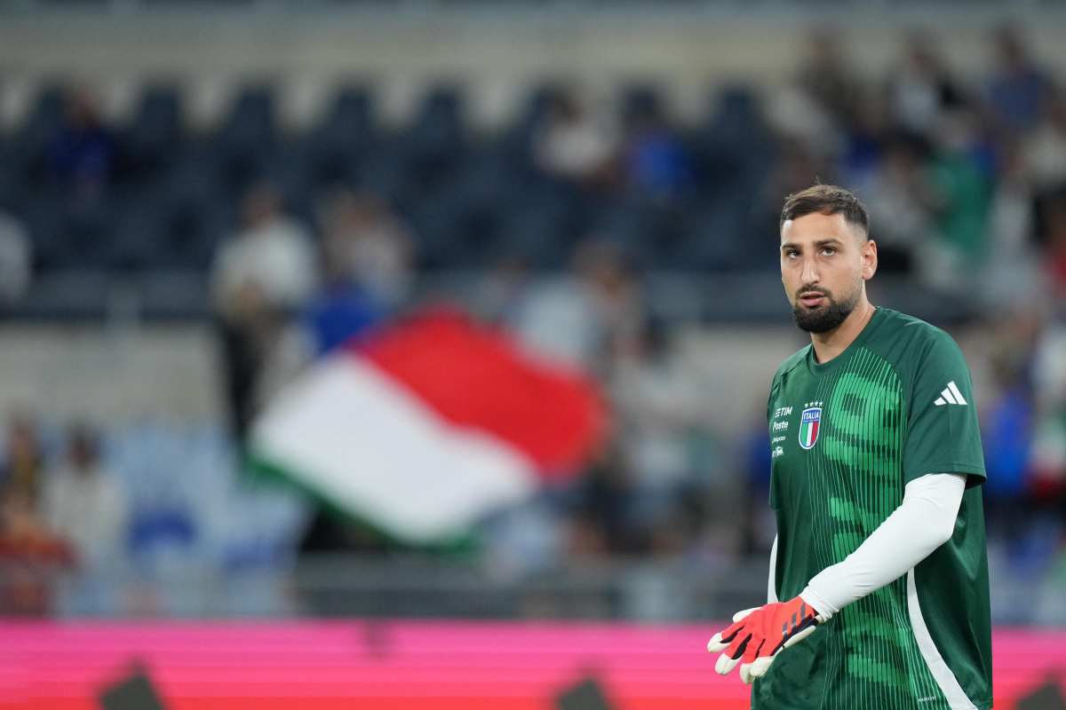 Gianluigi Donnarumma guarda verso la tribuna