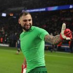 Gianluigi Donnarumma sorride e alza il pollice