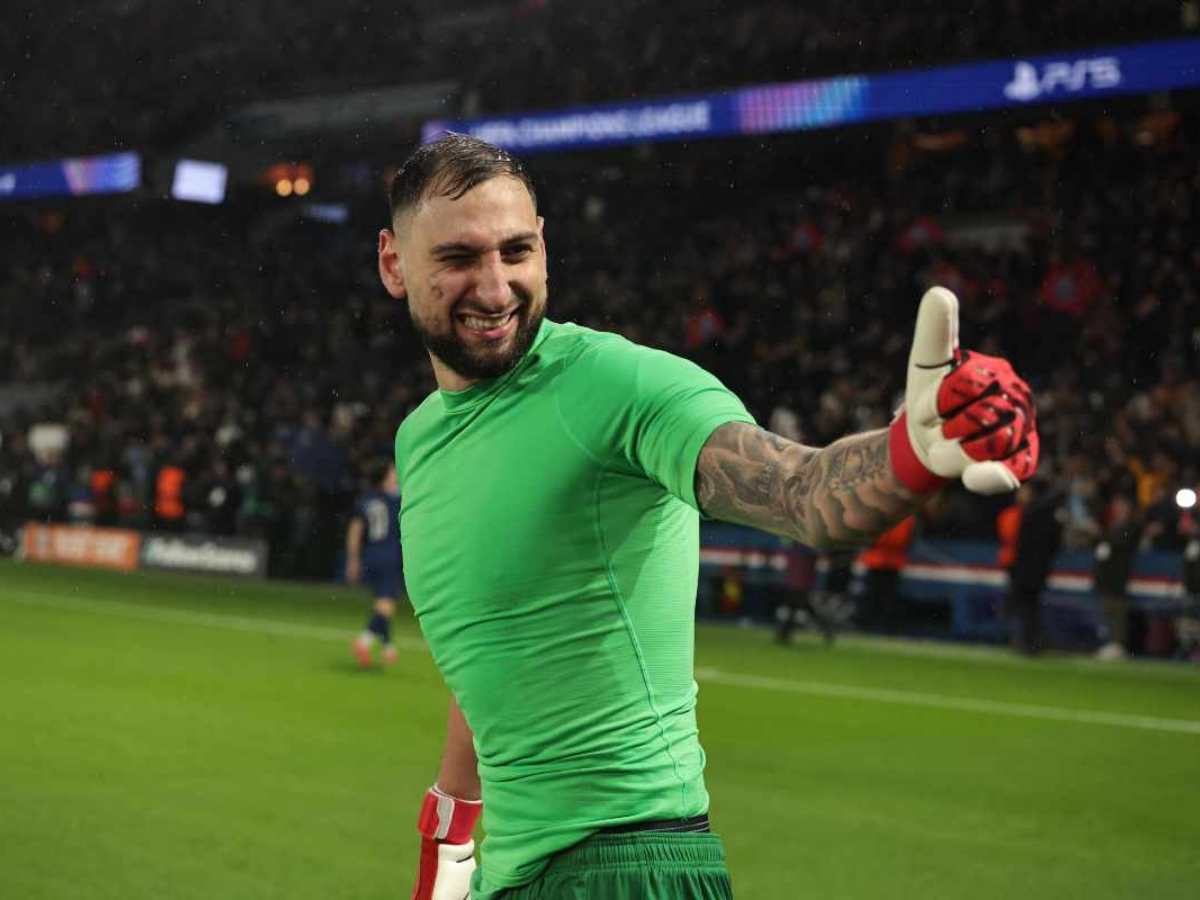 Gianluigi Donnarumma sorride e alza il pollice