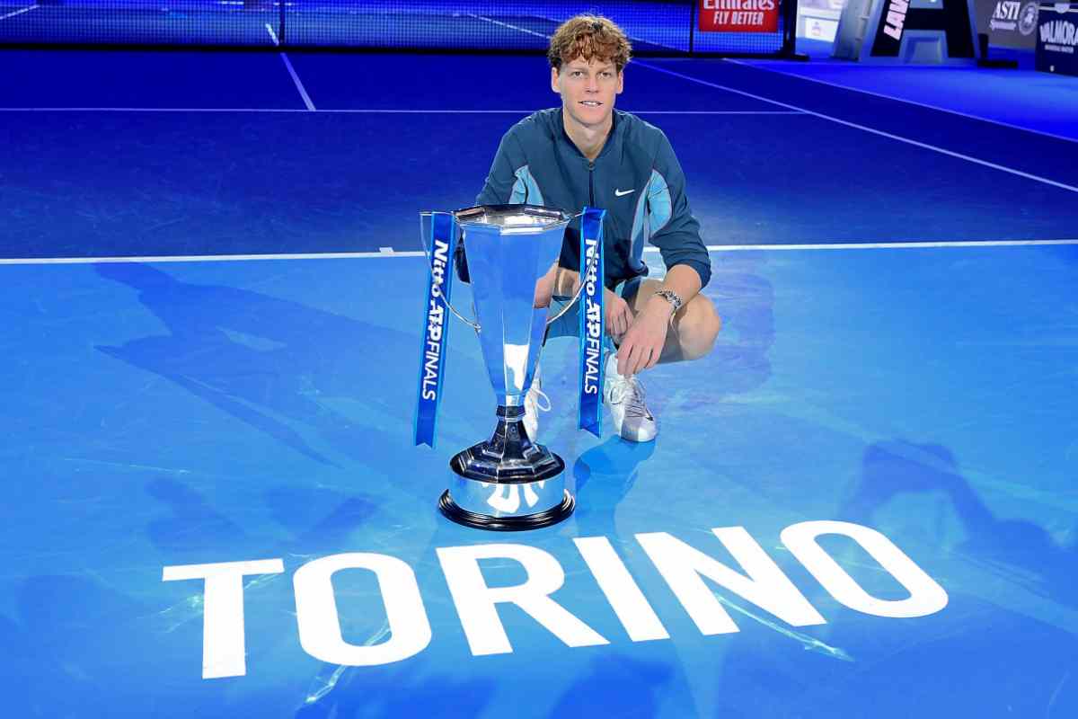 Jannik Sinner festeggia la vittoria delle ATP Finals a Torino