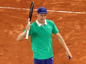 Jannik Sinner esulta dopo una vittoria sulla terra Rossa